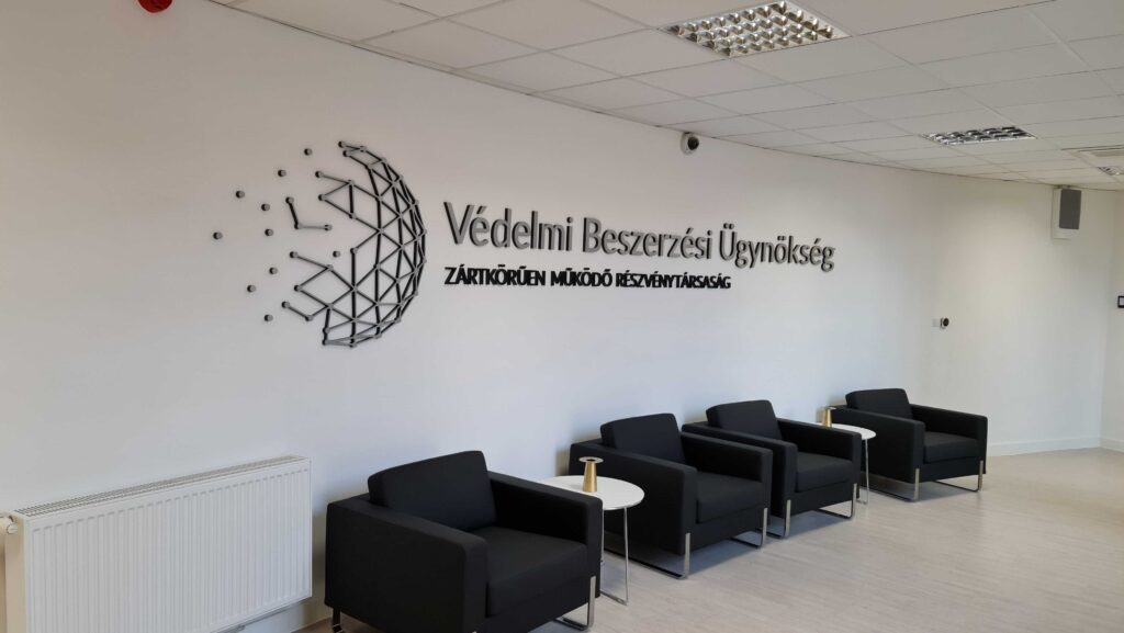 habbetű ezüst szálcsiszolt előlappal gyártható